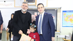 Kepsut’ta Öğrenciler Karnelerini Aldı: Başkan Cankul Karne Sevincine Ortak Oldu