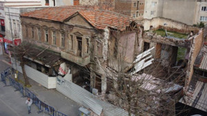 Edremit’te Tarihi Yapı Alarm Verdi, Kısmen Çöktü