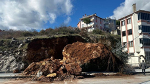Dursunbey'de Dev Kaya Kaldırıma Düştü