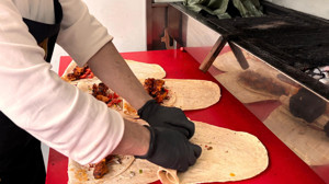 Balıkesir’de 3 Yıldır Adana Dürüm Yapıyor