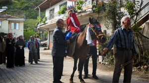 İlginç Görüntüler Balıkesir’den: At Sırtında Getirdiler: Bakın Geline Neler Yaptılar!