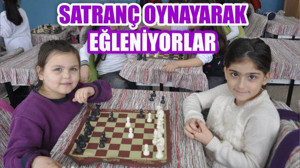 SATRANÇ OYNAYARAK EĞLENİYORLAR