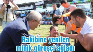 Rakibine yenilen minik güreşçi ağladı