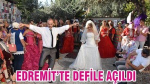 EDREMİT’TE DEFİLE AÇILDI