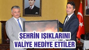 ŞEHRİN IŞIKLARINI VALİYE HEDİYE ETTİLER