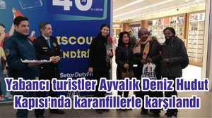 Yabancı turistler Ayvalık Deniz Hudut Kapısı'nda karanfillerle karşılandı