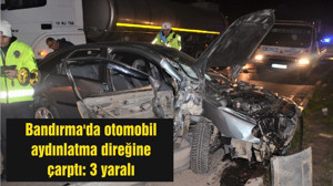 Bandırma'da otomobil aydınlatma direğine çarptı: 3 yaralı