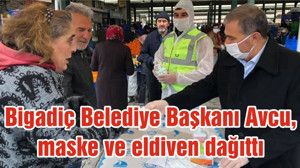 Bigadiç Belediye Başkanı Avcu, maske ve eldiven dağıttı