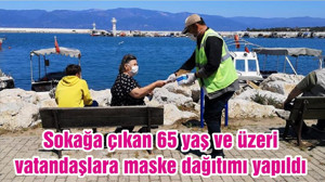 Sokağa çıkan 65 yaş ve üzeri vatandaşlara maske dağıtımı yapıldı