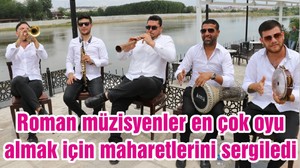 Roman müzisyenler en çok oyu almak için maharetlerini sergiledi