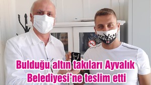 Bulduğu altın takıları Ayvalık Belediyesi’ne teslim etti