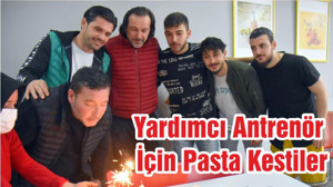 Yardımcı Antrenör İçin Pasta Kestiler