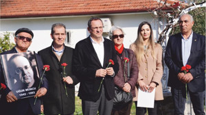 UĞUR MUMCU AYVALIK’TAKİ EVİNİN ÖNÜNDE ANILDI