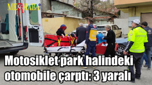 Motosiklet park halindeki otomobile çarptı: 3 yaralı