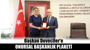 Başkan Deveciler'e Onursal Başkanlık Plaketi