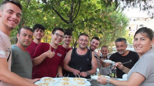 Burhaniye'de Hayır Yemekleri İlgi Çekiyor