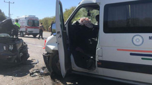 Otomobil Ve Minibüs Çarpıştı: 8 Yaralı