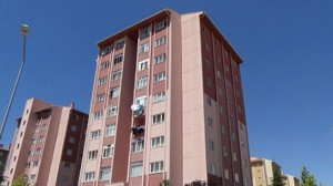 Pencereyi Silmek İstedi 8.Kattan Düştü!