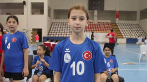 Ablasından Etkilendi Hentbola Başladı