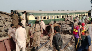 Pakistan'da Tren Raydan Çıktı
