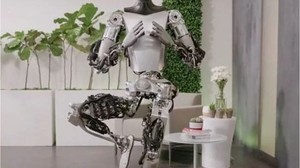 İnsansı Robot Tesla Optimus Yogaya Başladı