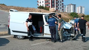 Para Dolu Nakil Aracı Otobüsle Çarpıştı