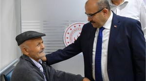 Vali Ustaoğlu'dan Huzurevine Sürpriz Ziyaret