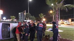 Korkunç Kaza! Otomobil Önce Refüje Çarptı Ardından Devrildi