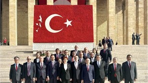 Meral Akşener Partililerle Anıtkabir'i Ziyaret Etti