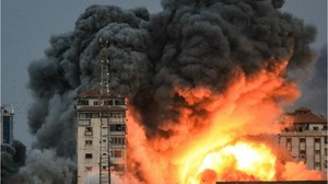 Gazze'de dumanlar yükseldi