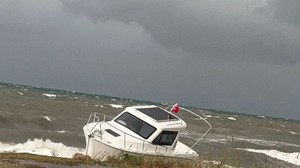 Ayvalık’ta Fırtına Tekneleri Batırdı Ağaçları Devirdi