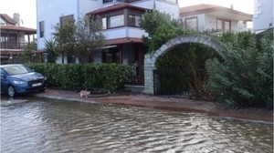 Balıkesir’deki Şiddetli Fırtına Altınova Sahilini Vurdu