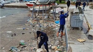 Bandırma'da Sular Çekildi Çöpler Çıktı