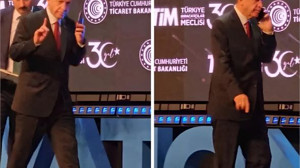 Cumhurbaşkanı Erdoğan Gelen Telefon Nedeniyle Sahneden İndi