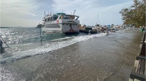Erdek'te Lodosun Şiddeti Arttı! Deniz Kıyıyla Birleşti