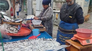 Fırtınadan Kaçan Hamsi Tezgahları Dolduruyor