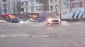 Sağanak Yağışta Su Basan Evdeki Aileyi Ekipler Kurtardı