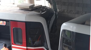 Raydan Çıkan Yolcu Treni Duvara Çarptı