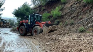 Balıkesir'de Oluşan Heyelan Yolu Kapattı