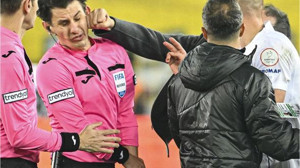 Futbolda Skandal Yumruk