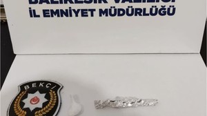 Oturdukları Bankta Uyuşturucu Madde Çıktı