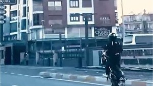 Tek Teker Üzerinde Dakikalarca Trafiği Riske Attı