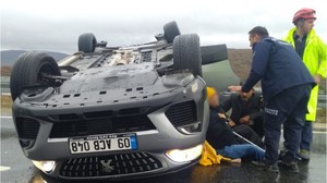 Yağış Sebebiyle Takla Atan Otomobilden Yaralı Kurtarıldı