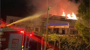 Marmaris'te korkutan yangın: Geceyi alevler aydınlattı