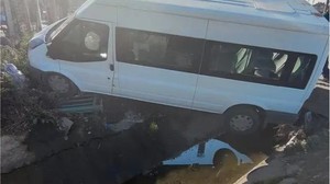 Bigadiç’te Kaza: Minibüs Kanala Uçtu