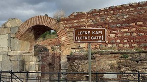 İsrail'in zulmünü 2 bin yıllık surlara kazıdılar