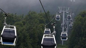 Uludağ Teleferiği'nin 4.5 km'lik çelik halatı yenilendi.