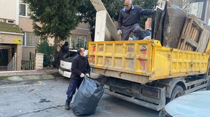 Anne ve kızının yaşadığı evden bir kamyon çöp çıktı