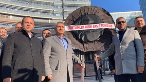 CHP Genel Merkezi önüne öğretmenlerden siyah çelenk