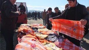 Ekmek Parasını Deve Güreşlerinden Kazanıyor